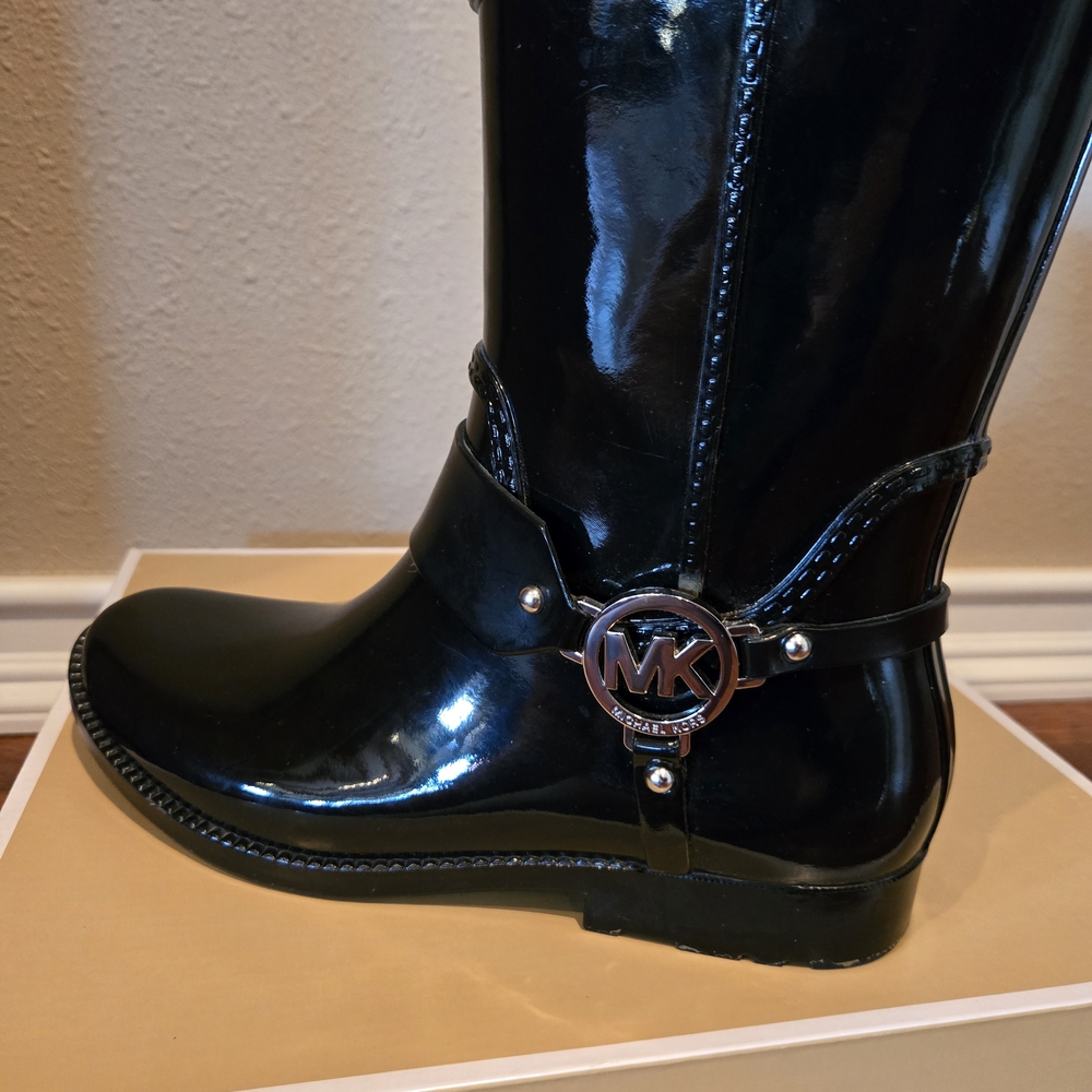 Michael Kors Shiny Black Boots with Logo - Picture 4 of 8